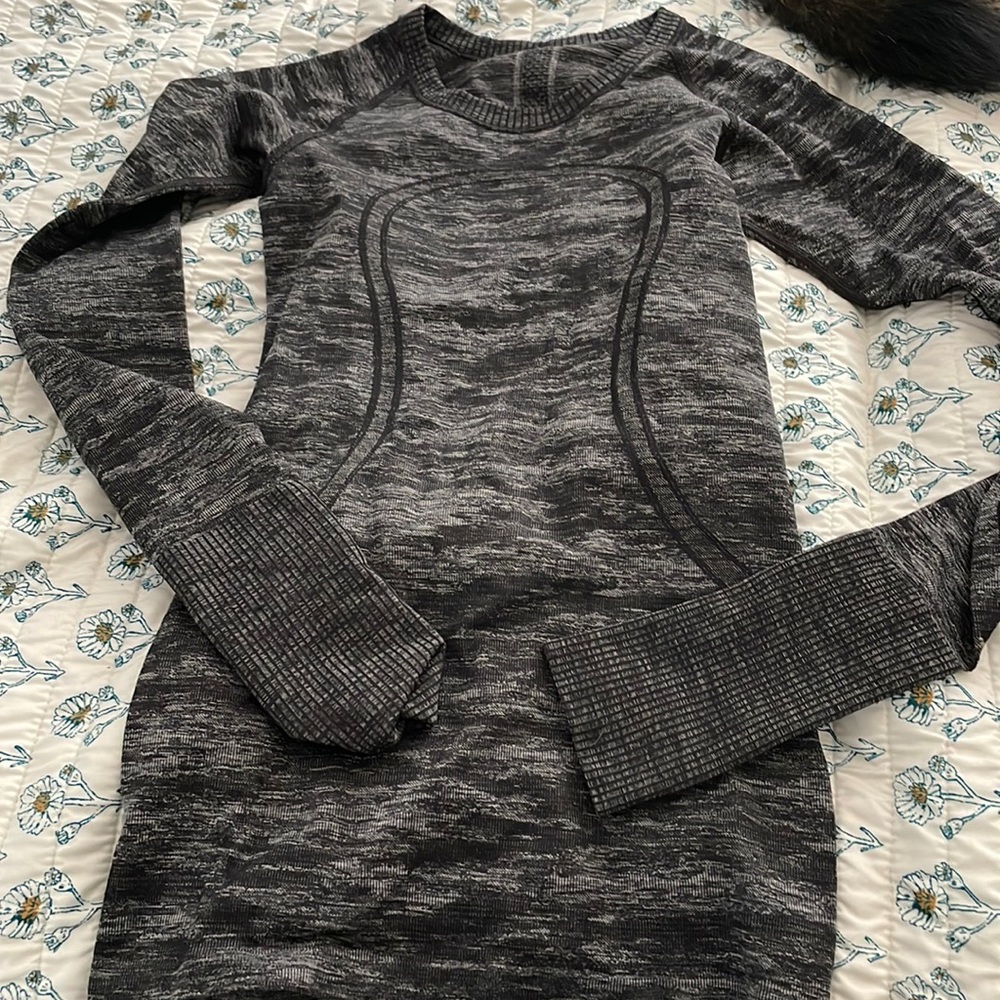 Lululemon swiftly long sleeve size 2